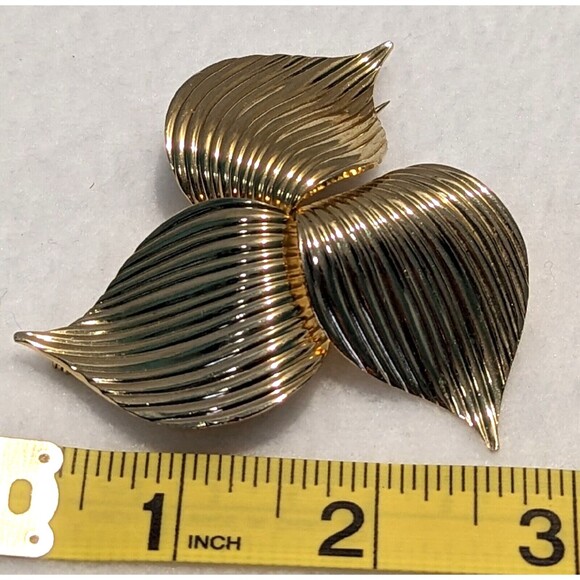 Sarah Coventry Gold Tone Ribbed Leaf Swirl Brooch - Picture 3 of 6